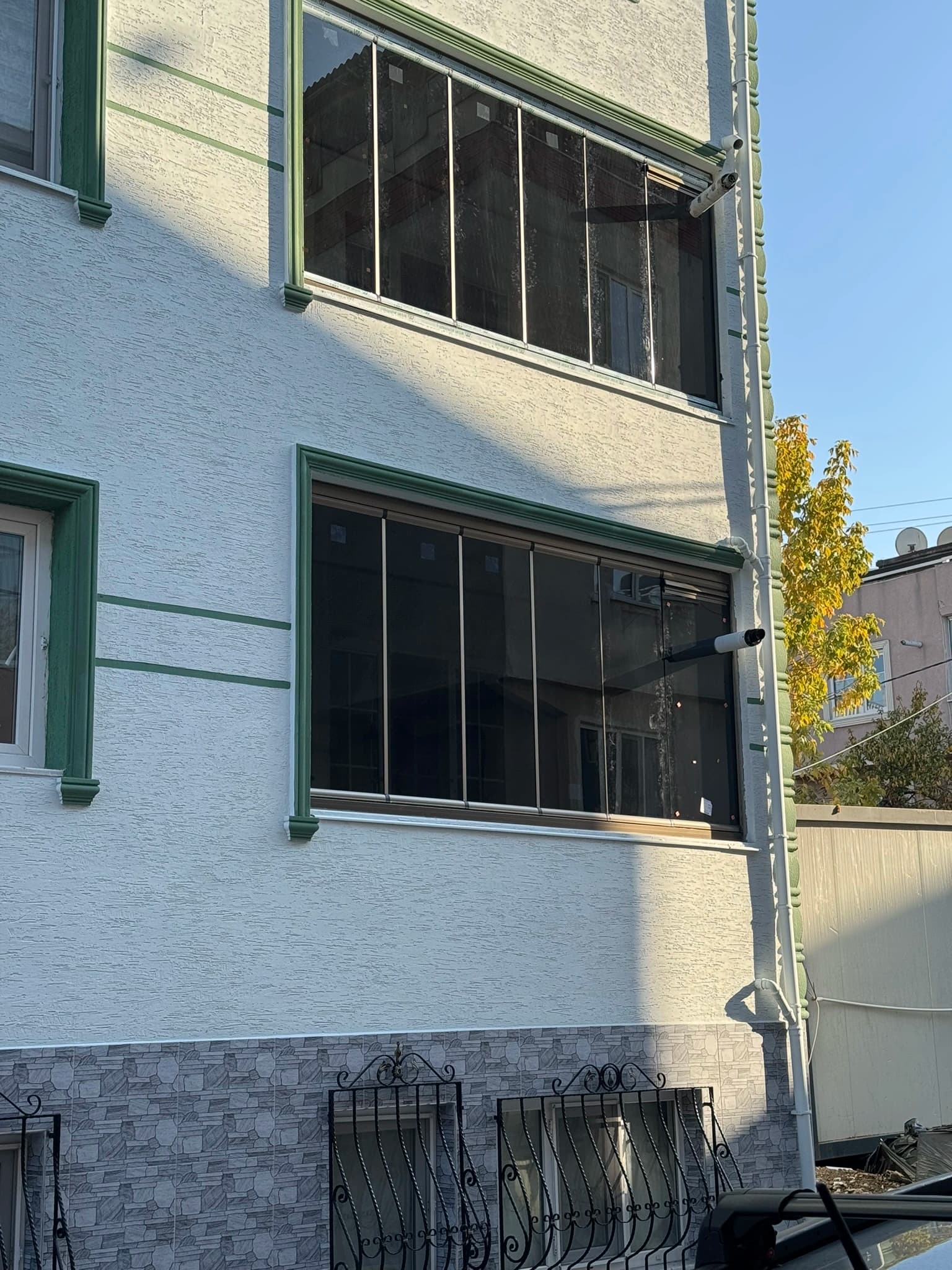 Bina cephesinde tamamlanmış cam balkon uygulamaları